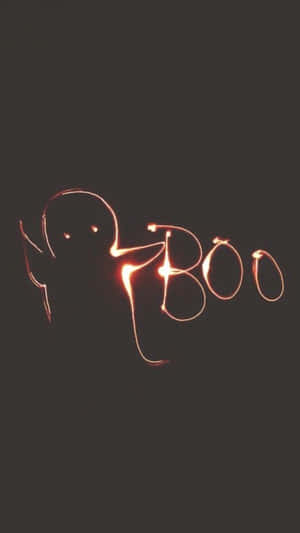 一個鬼魂和以發光橙色火花軌跡組成的「BOO」字樣，背景為深色。