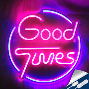 一個寫著Good Tunes的霓虹燈牌，帶有USB電源適配器，置於毛絨表面上。