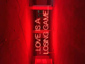 紅色霓虹燈牌在混凝土小巷中寫著「LOVE IS A LOSING GAME」。