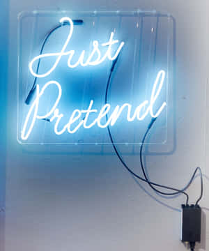 一個藍色霓虹燈牌，上面寫著「Just Pretend」，安裝在牆上。 — 霓虹藍色美學 壁紙