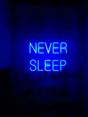 藍色霓虹燈牌在黑暗的房間中寫著 never sleep，並帶有塗鴉。 — 霓虹藍色美學 壁紙