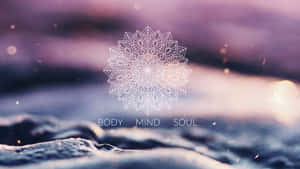 紫色暮色天空下，水面上帶有「body mind soul」文字的白色曼陀羅。 — 靈性動態圖 壁紙