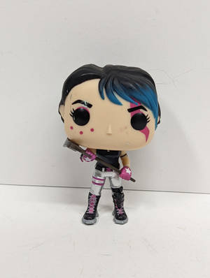 Funko Pop! 公仔，描繪一個擁有藍色和黑色頭髮及粉紅色臉部彩繪的女性角色，手持武器。
