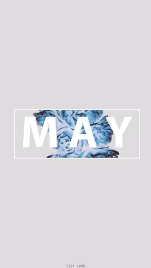 灰色背景上白色盒子內的藍色抽象花卉設計上寫有 MAY 的文字。