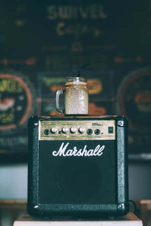 復古酒吧環境中，Marshall結他擴音器頂部放著奶昔