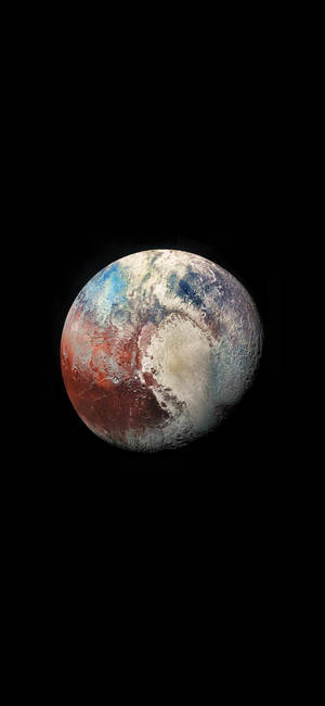 深空中冥王星的冰藍色和微紅色表面。