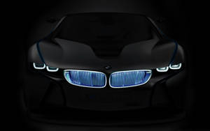 黑色BMW i8概念車的前視圖，帶有發光的藍色頭燈和格柵。