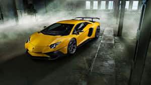 煙霧瀰漫的工業倉庫中的黃色林寶堅尼 Aventador SVJ。