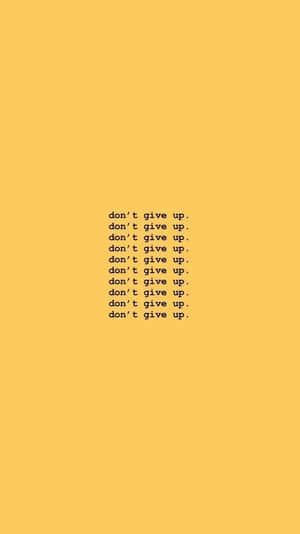 在芥末黃色背景上重複的勵志名言 don't give up