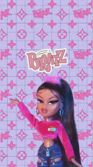 Bratz 娃娃穿著粉紅色毛絨上衣和牛仔短褲，背景為粉紅色圖案。