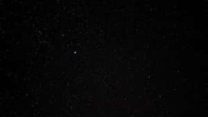 繁星點點的夜空，一顆明亮的星星在無數其他星星中閃耀。
