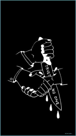 兩隻手握著一把標有 trust no one 的刀，有血滴落
