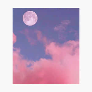粉紅色和紫色天空中的滿月與柔軟的雲朵