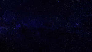 深靛藍夜空中的密集星場銀河系