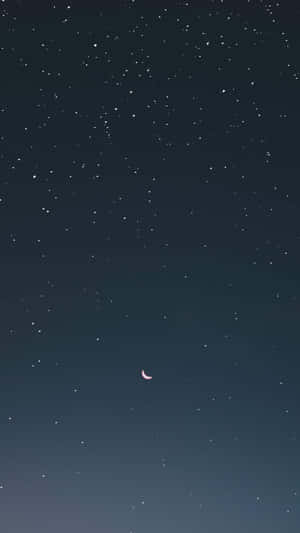 在漆黑的夜空中，一輪粉紅色新月在無數星星中閃耀。