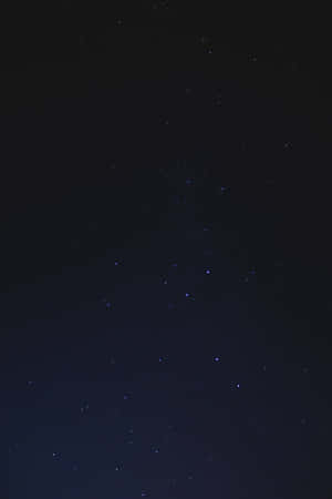 從深藍到淺藍漸變的星空夜空。