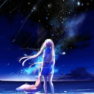 長髮動漫女孩站在水中，在流星點綴的星空下。