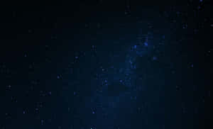 銀河系在深藍色夜空中閃爍星星