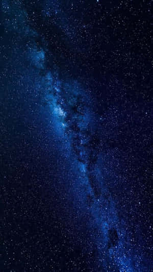 銀河系在繁星點點的夜空中閃耀著深藍色光芒。 — 美學 壁紙