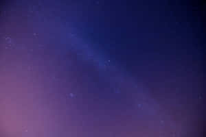 一個星空夜空，帶有紫色和藍色漸變，並可見銀河。 — 天空景觀 壁紙