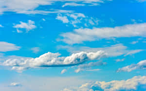 晴朗日子裡藍天白雲點綴。 — 天空美學 壁紙