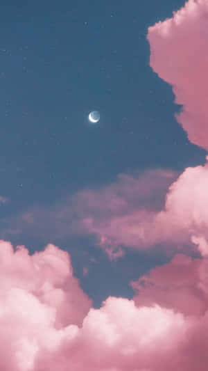 粉紅色的雲朵在繁星點點的夜空下，在新月下方飄動。