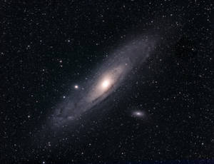 帶有明亮核心和星空背景的螺旋星系