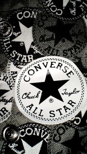 帶有金屬孔眼的紋理布料上的Converse All Star標誌圖案。 — 鎖定螢幕 壁紙