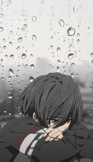 深色頭髮的動漫女孩在雨窗前悲傷地低頭。