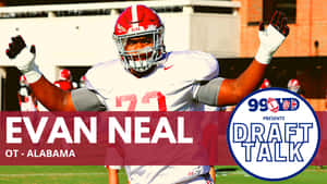 足球運動員 Evan Neal 身穿阿拉巴馬大學球衣在陽光明媚的球場上慶祝。