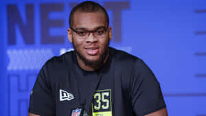 戴眼鏡、身穿35號球衣的NFL球員在記者會上。