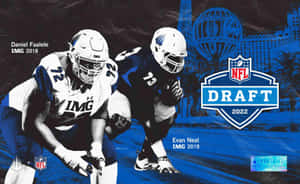 兩名穿著足球裝備的NFL選秀新秀蹲下。