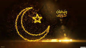 金色新月和星星，Ramadan Kareem 文字溫暖地發光。 — 月色夜空 壁紙
