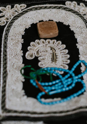 帶有珠子和宗教物品的刺繡布料近距離特寫。