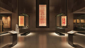 優雅的古董地毯在當代博物館中展示，配有玻璃陳列櫃和參觀者。 — 棕色美學 壁紙