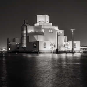 夜間亮燈的現代建築與水面倒影 — 建築 壁紙