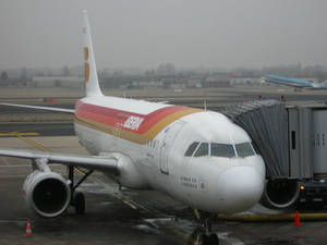 伊比利亞航空飛機在雨天停泊在機場閘口