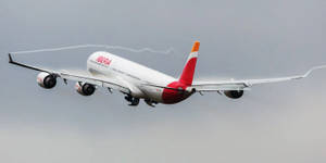 伊比利亞航空空中巴士A380在多雲天空低飛