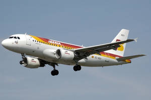 伊比利亞航空飛機放下起落架在藍天飛行
