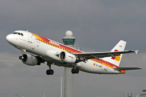 伊比利亞航空飛機從機場跑道起飛，控制塔清晰可見。