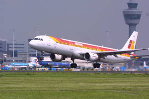 伊比利亞航空飛機從跑道起飛，控制塔清晰可見。
