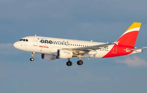 伊比利亞航空飛機帶 one world 塗裝在藍天下降落