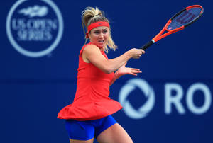 女網球選手在US Open Series賽事中揮拍。