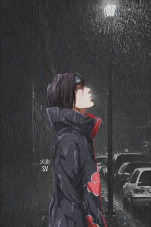動漫角色穿著帶有紅色雲朵的黑色雨衣，夜晚站在下雨的城市小巷中。