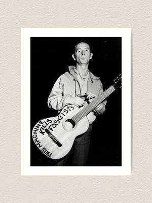 男子手持結他，琴身有「This Machine Kills Fascists」字樣 — 黑白 壁紙