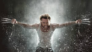 狼人（Wolverine）在暴風雨中伸出利爪咆哮。