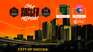 City of Soccer 週末活動海報，以日落天際線為背景，展示球隊標誌和日期。 — 足球 壁紙