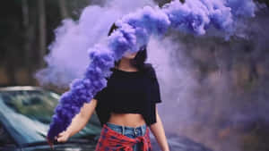 戶外車旁手持紫色煙霧彈的人