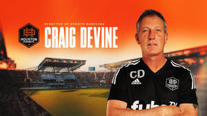 侯斯頓戴拿模FC的運動醫學總監Craig Devine站在日落時分的足球場前。 — 足球 壁紙