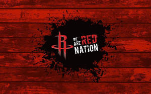侯斯頓火箭隊標誌，帶有「We Are Red Nation」文字，背景為紅色木材。